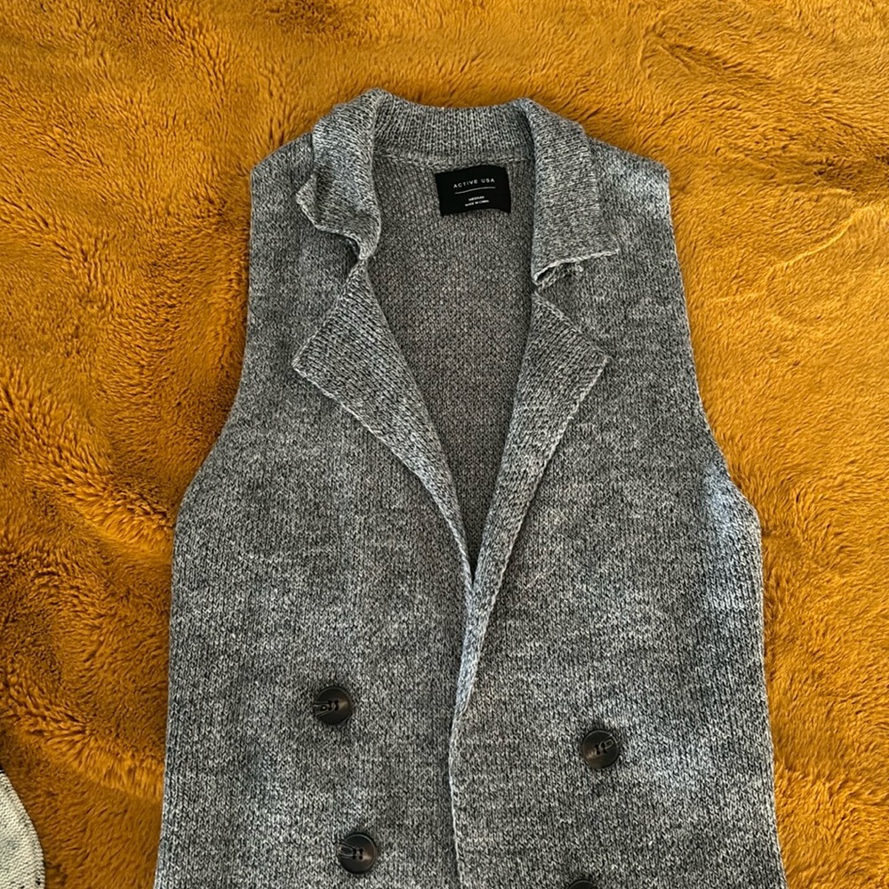Gray Woman’s cardigan